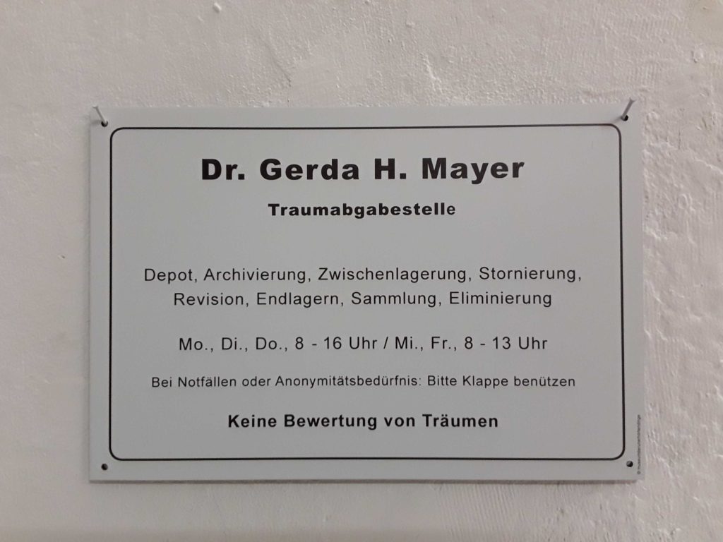 Namensschild am Büro: Dr. Gerda H. Mayer, Traumabgabestelle