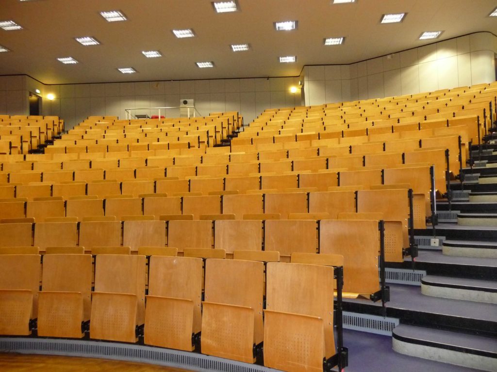 Hörsaal in der Universität mit leeren Stühlen