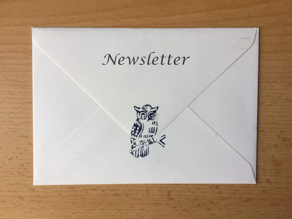 Briefumschlag mit einer gestempelten Eule und den Worten Newsletter